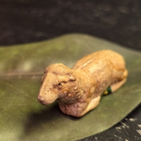 gips-faar-lysebrunt-liggende-ned-gammel-paaskepynt